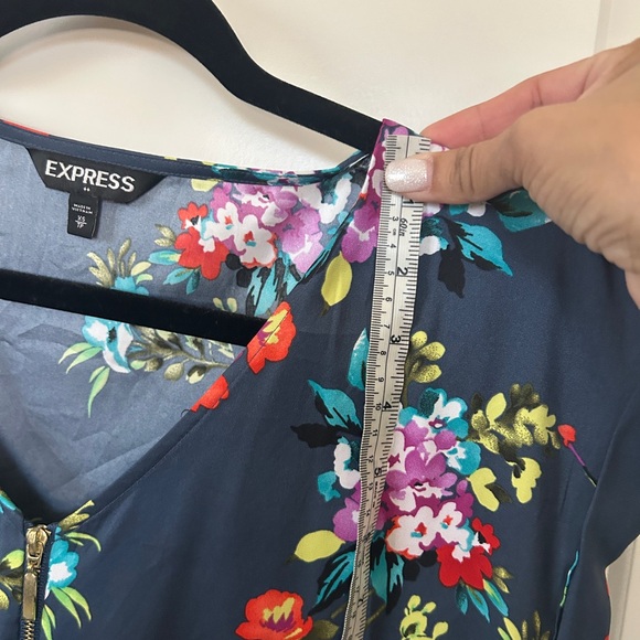 Express vintage Dark Floral V-Neck Blouse from the early 2000s - Picture 2 of 11